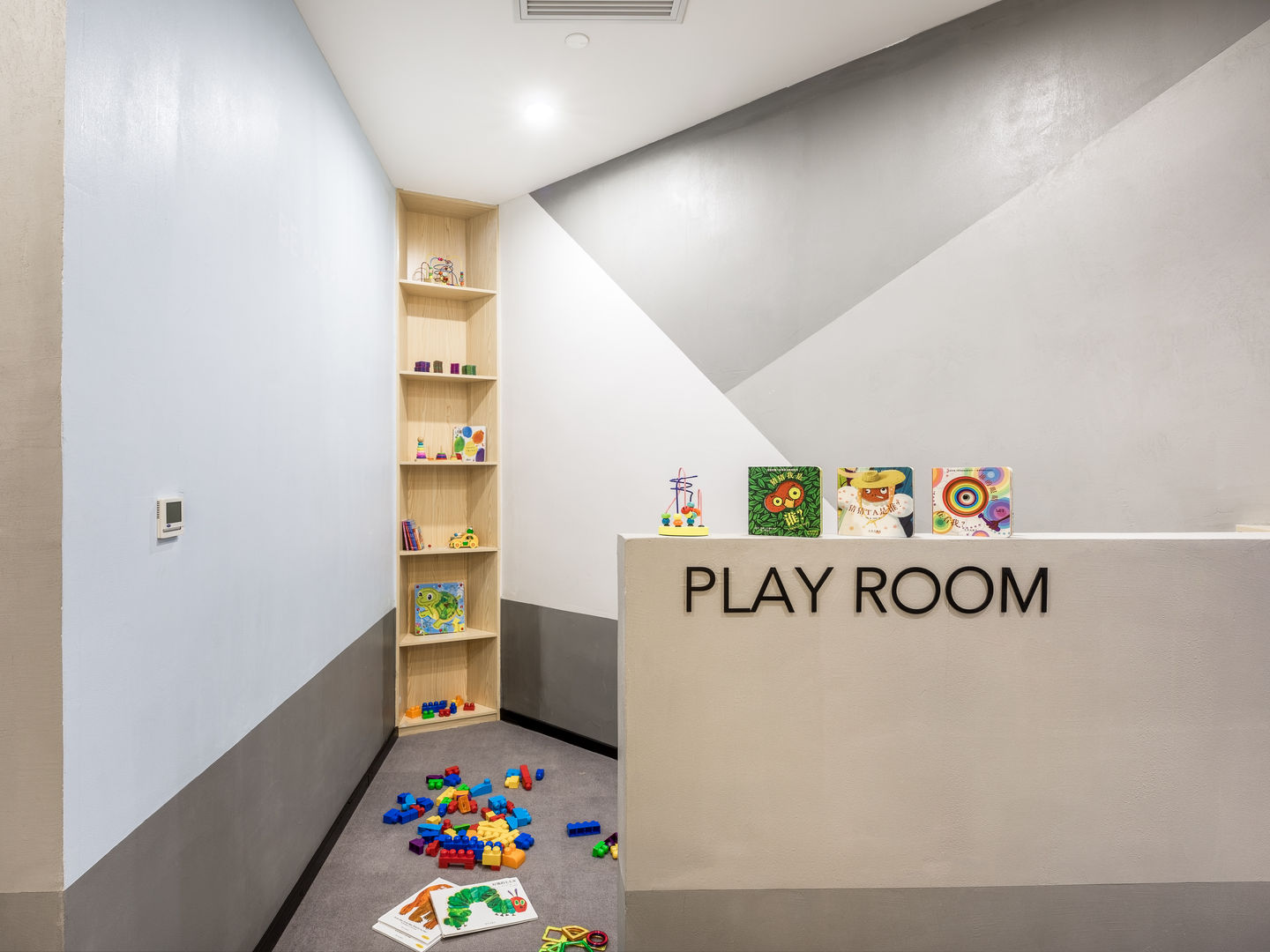 極簡主義的精品健身會所, On Designlab.ltd On Designlab.ltd Minimalist nursery/kids room Toys