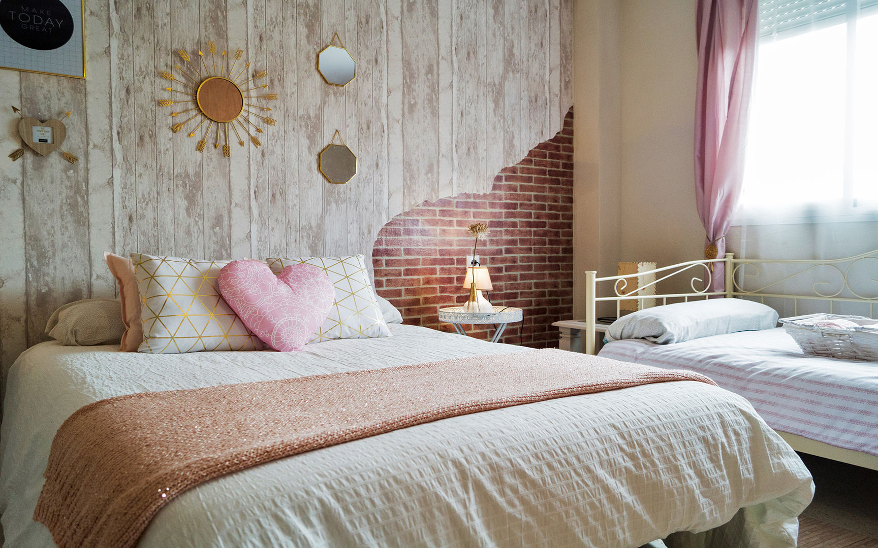 Habitación Rosé, Housing & Colours Housing & Colours Camera da letto in stile scandinavo Laterizio