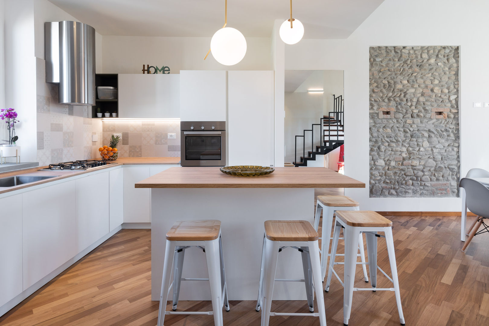 Una vecchia casa colonica toscana negli anni rimaneggiata e adattata ai nuovi tempi, B+P architetti B+P architetti Modern kitchen