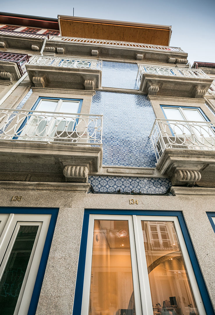 Fachada - Janelas de S. Bento, Porto - SHI Studio Interior Design homify Apartman janelas,s.bento,porto,matosinhos,shistudio,shi studio,sheila moura azevedo,fachada,alojamento,turistico,turismo