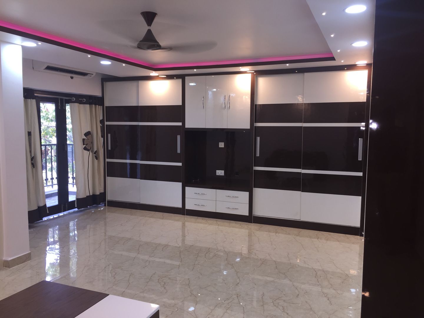 Contemporary Home Interiors By DEEJOS, DEEJOS Interiors Pvt Ltd DEEJOS Interiors Pvt Ltd Quartos modernos