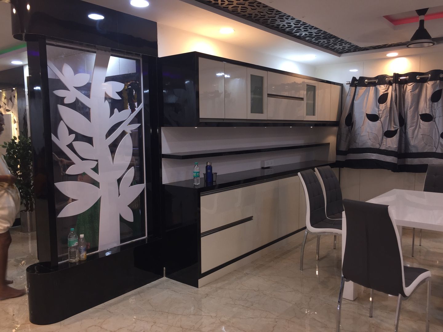 Crockery Unit in Dining Area DEEJOS Interiors Pvt Ltd Modern dining room