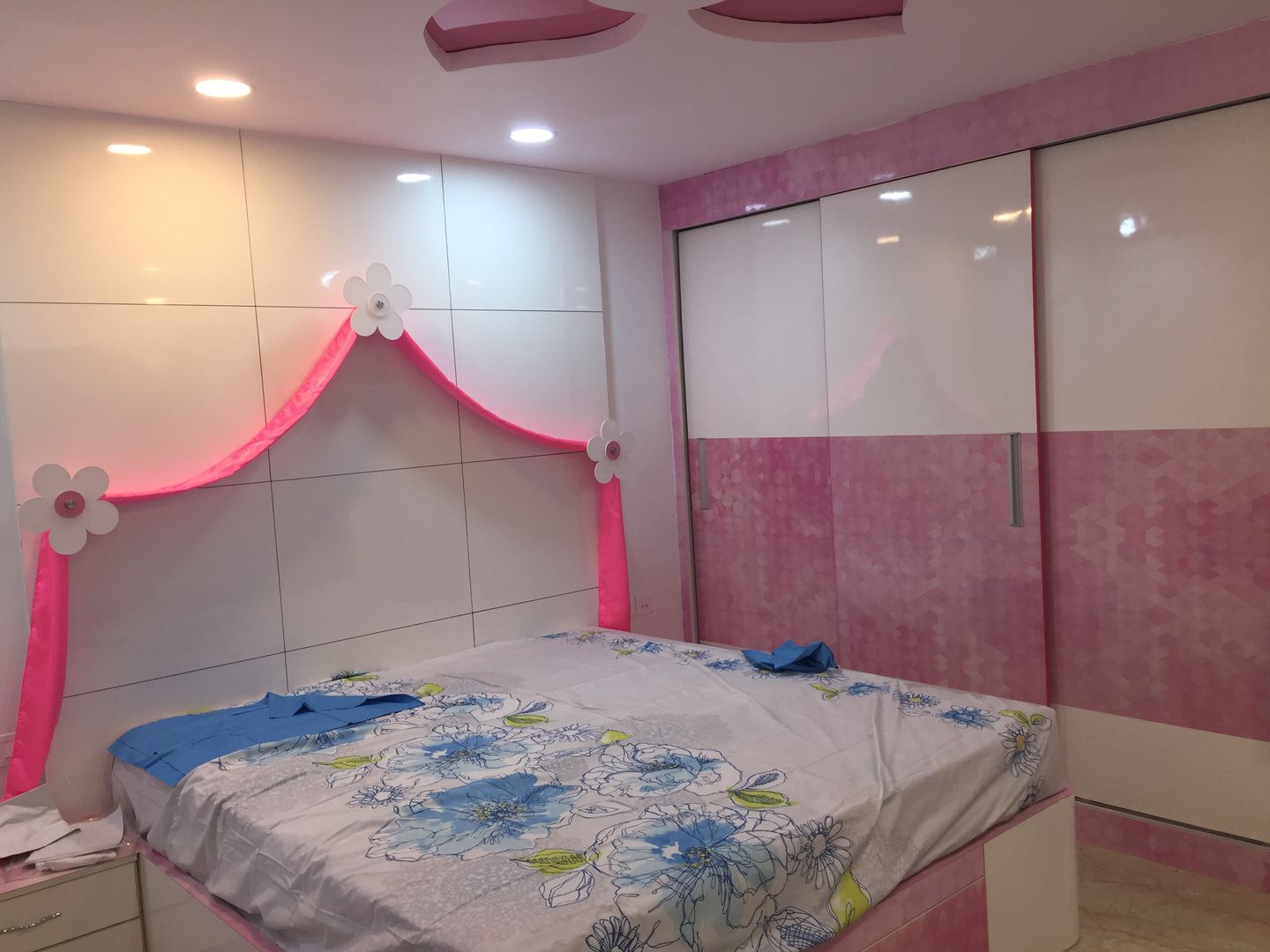 Girls Bedroom - Pink Theme DEEJOS Interiors Pvt Ltd Modern style bedroom