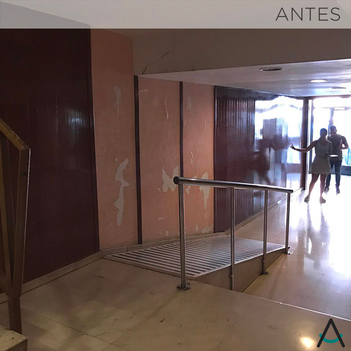 Proyecto Zona Franca Estudi Aura, decoradores y diseñadores de interiores en Barcelona Pasillos, vestíbulos y escaleras modernos Madera Acabado en madera