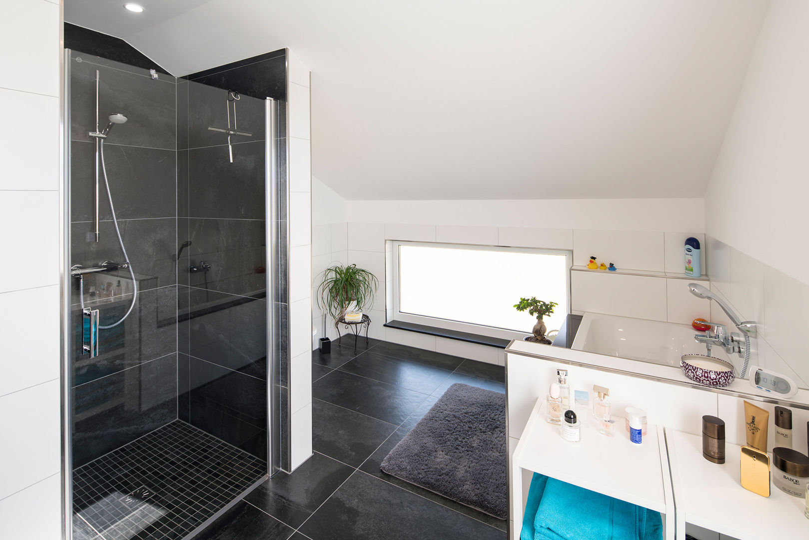 homify Salle de bain moderne Baignoires & douches