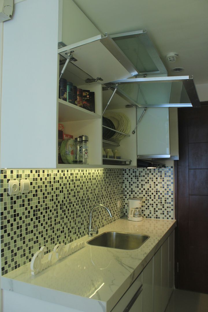 Gateway Diamond Apartemen, POWL Studio POWL Studio Kitchen Cabinets & shelves