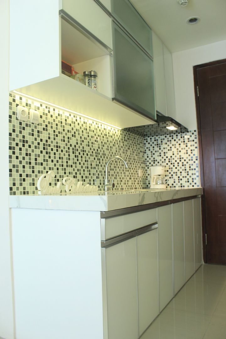 Gateway Diamond Apartemen, POWL Studio POWL Studio Kitchen Cabinets & shelves