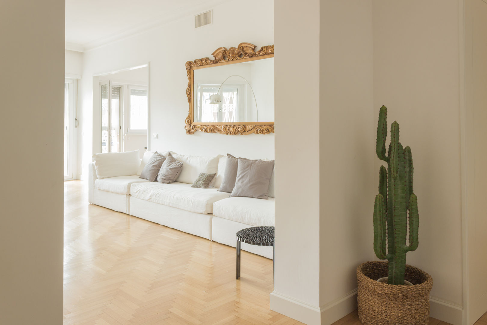 Casa Esse, Arbit Studio Arbit Studio Modern corridor, hallway & stairs Wood Wood effect