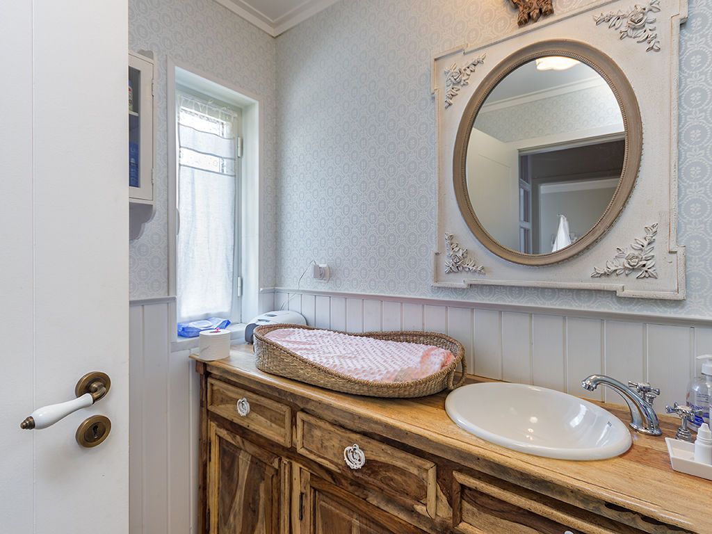 7 truques de decoração para que a sua casa de banho pequena pareça de luxo