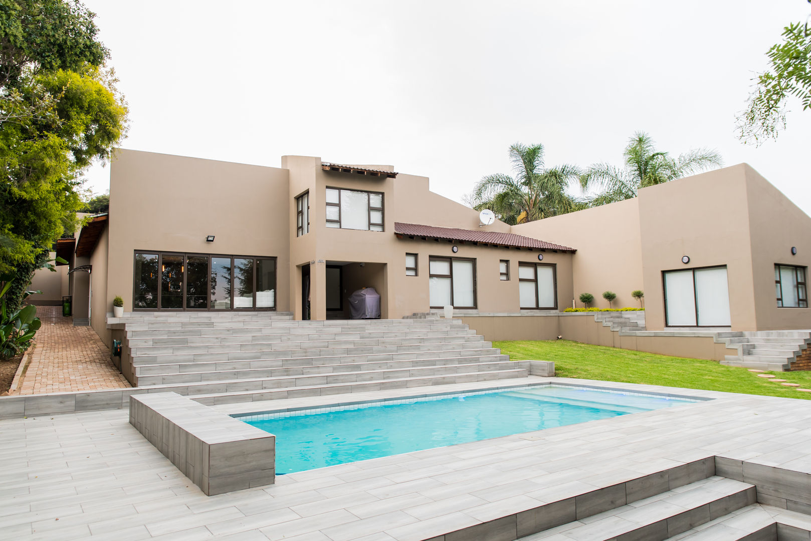 Gamito Residence: a modern look for the outside TOP CENTRE PROPERTIES GROUP (PTY) LTD Modern houses