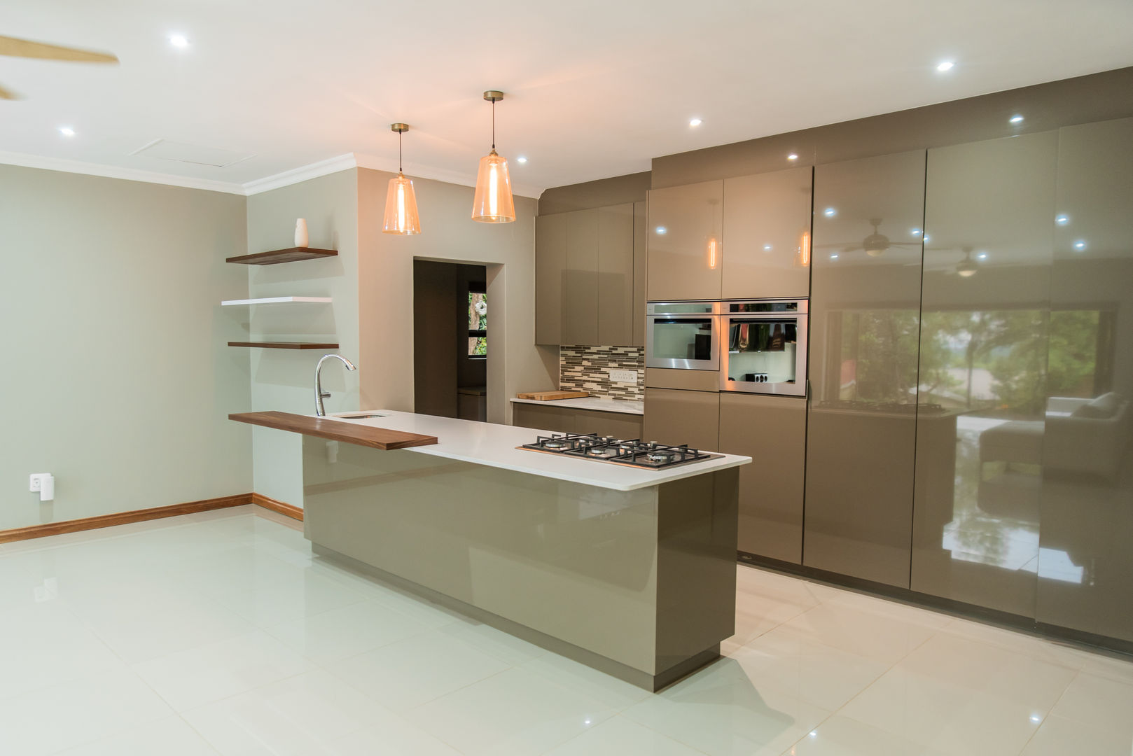 Gamito Residence: The kitchen TOP CENTRE PROPERTIES GROUP (PTY) LTD Modern style kitchen
