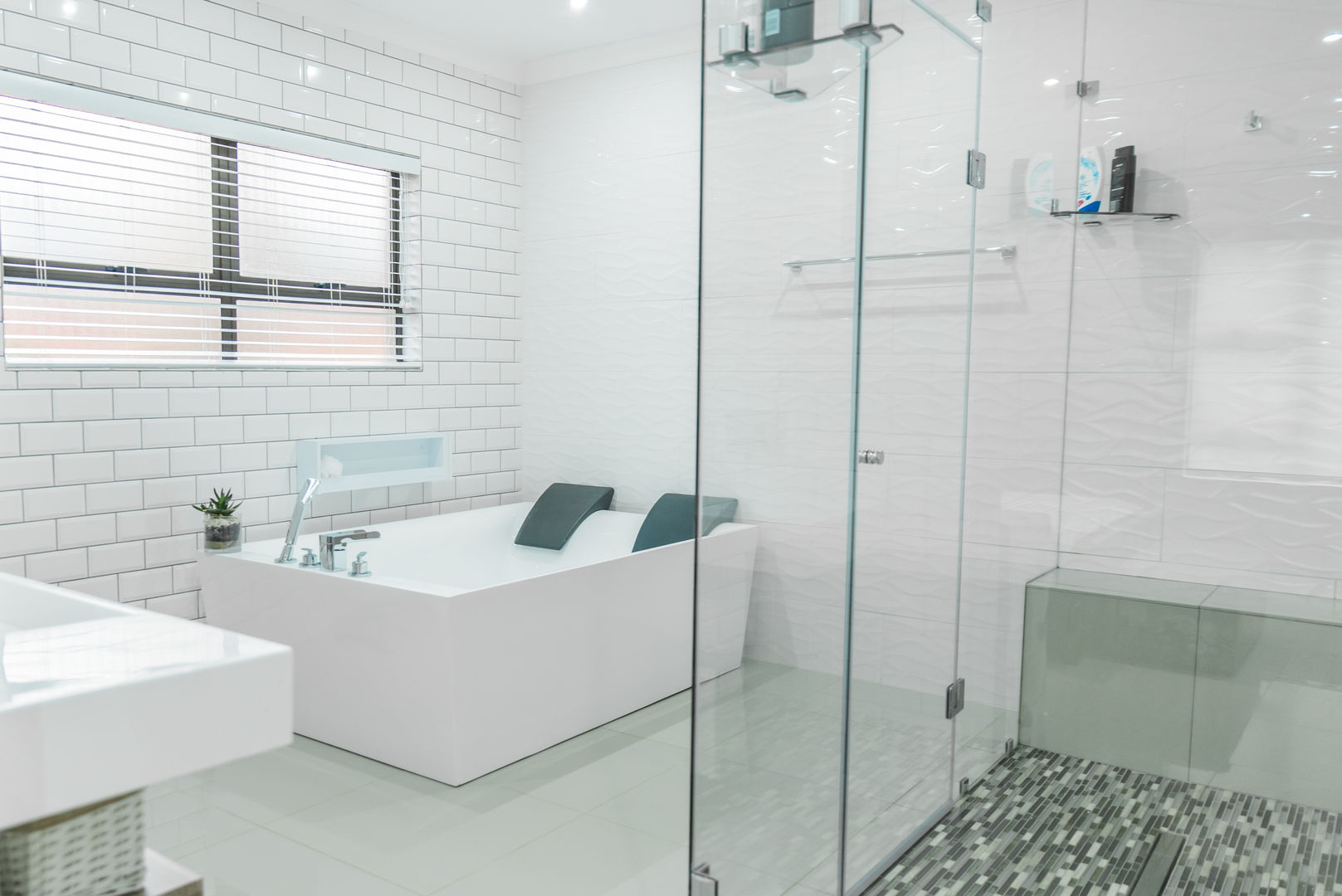 Gamito Residence: The modern bathroom TOP CENTRE PROPERTIES GROUP (PTY) LTD Modern bathroom