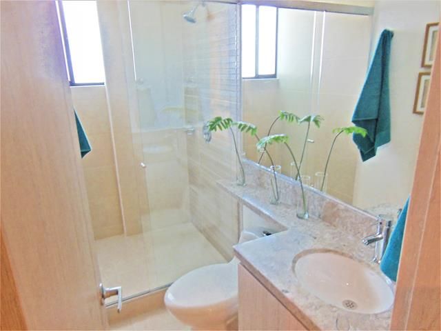 Espectacular Apartamento Club House 3 Alcobas 3 Baños 2 Garajes , AlejandroBroker AlejandroBroker Modern style bathrooms