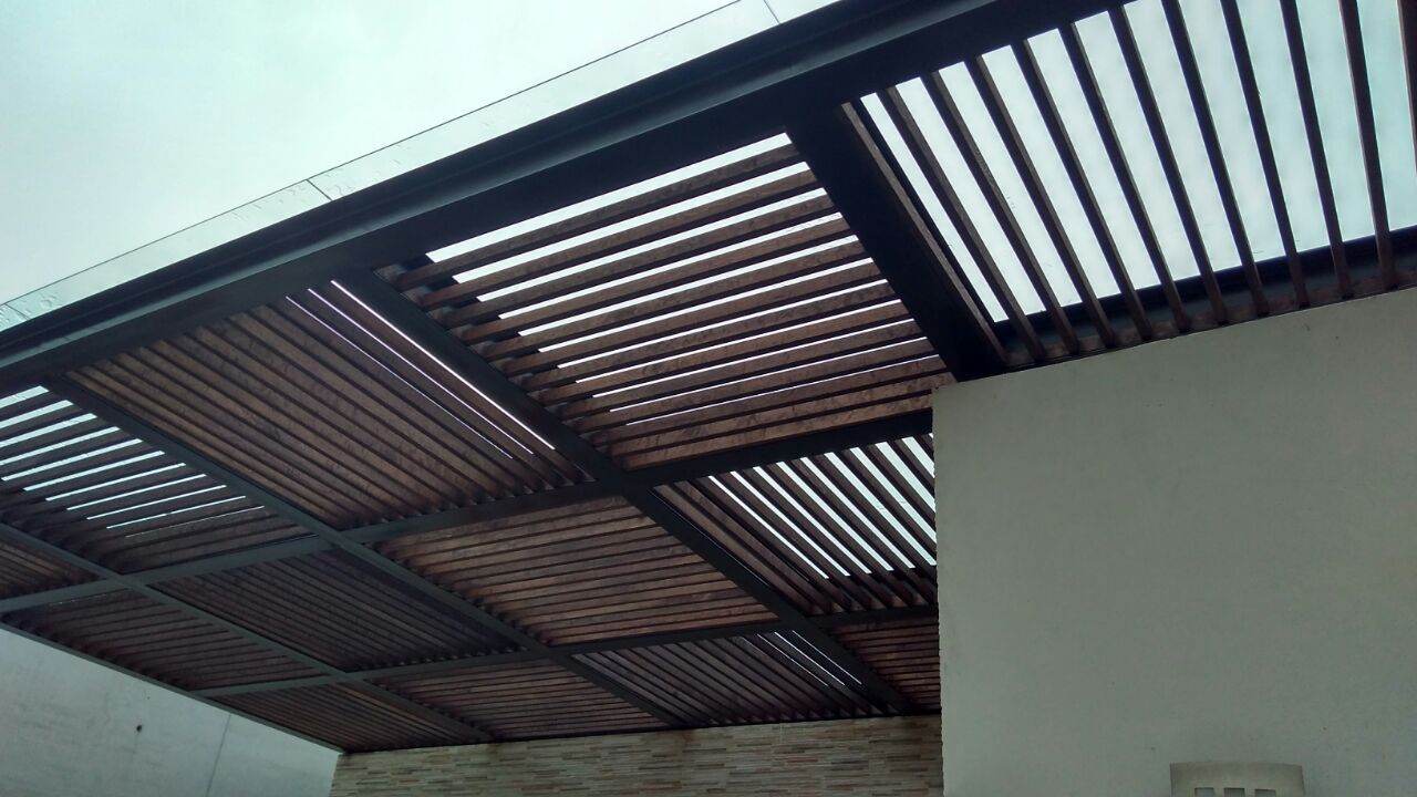 PERGOLAS, PUNTO DE FUGA PUNTO DE FUGA Modern style balcony, porch & terrace Iron/Steel