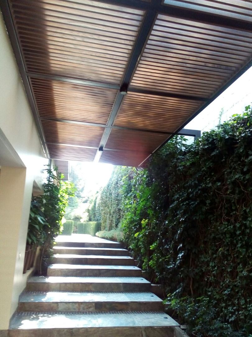 PERGOLA PUNTO DE FUGA Balcones y terrazas de estilo moderno Hierro/Acero