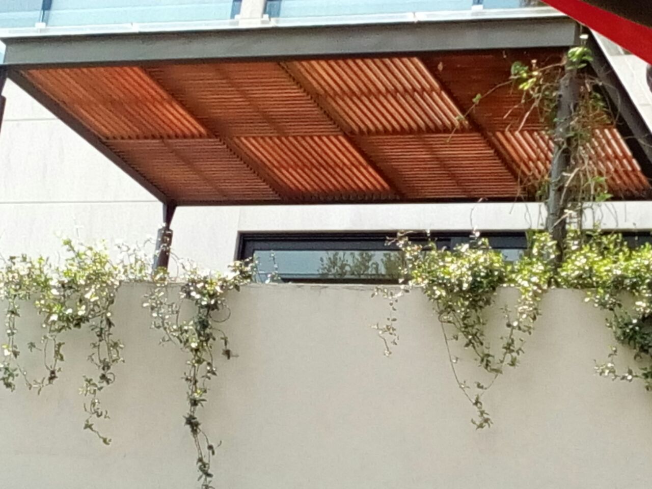 PERGOLAS, PUNTO DE FUGA PUNTO DE FUGA Modern style balcony, porch & terrace Iron/Steel