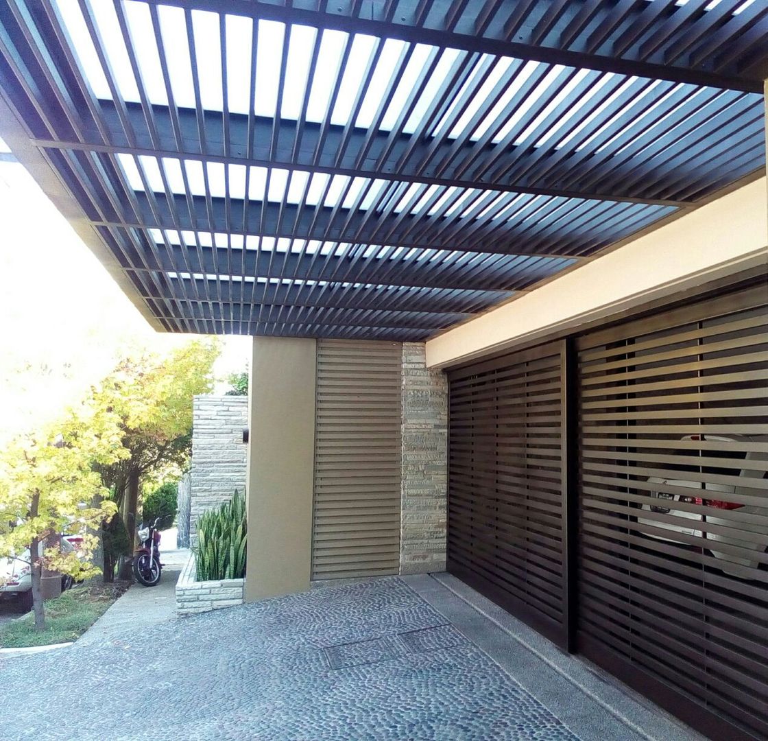 PERGOLAS, PUNTO DE FUGA PUNTO DE FUGA Moderner Balkon, Veranda & Terrasse Eisen/Stahl