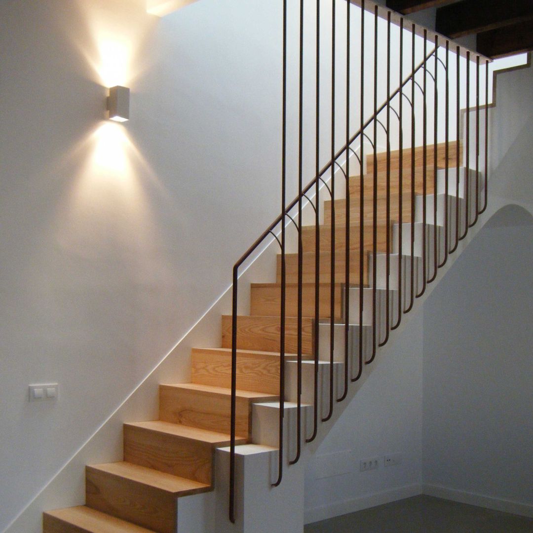Escalera interior con peldaños de madera y barandilla a medida homify Escaleras barandilla,escalera,madera