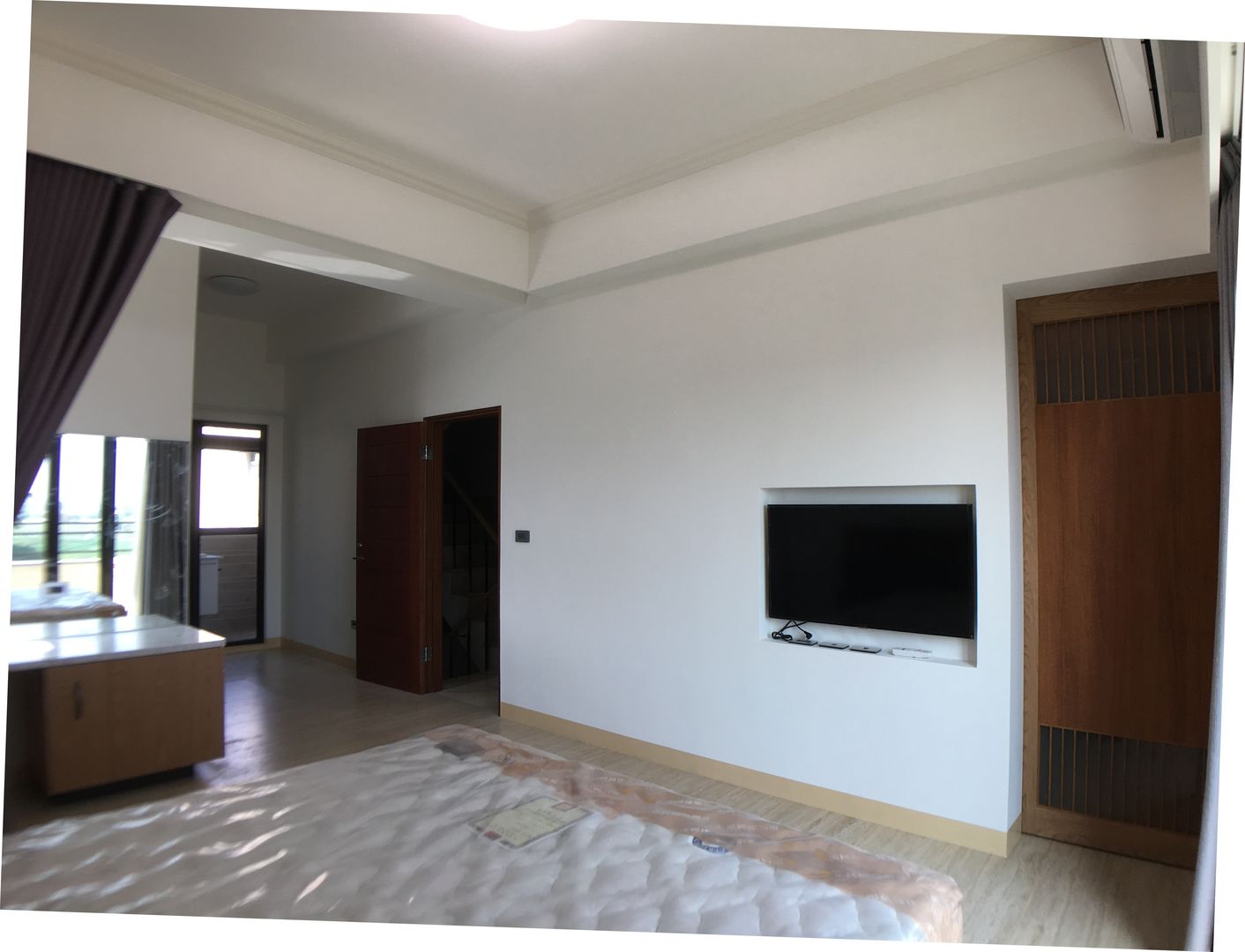 3F臥室電視及更衣室入口 houseda Asian style bedroom Concrete