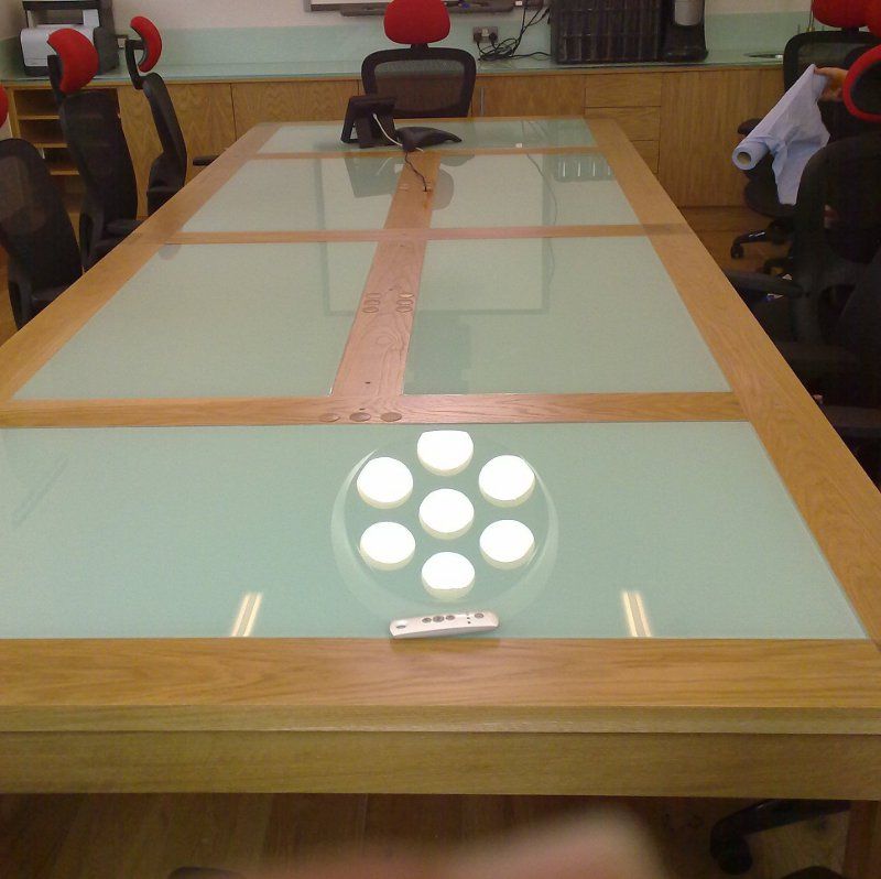 Backpainted glass inlaid table Ion Glass Espacios comerciales Vidrio Tiendas y espacios comerciales