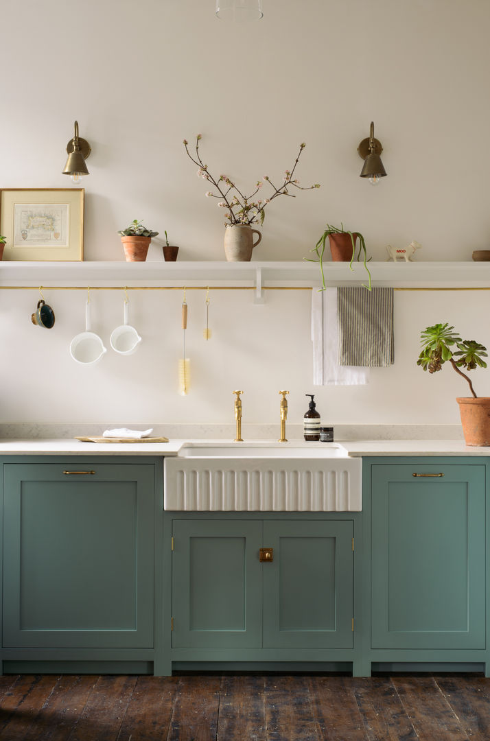 An Edwardian Villa in Cardiff deVOL Kitchens Cocinas clásicas hanging rail,brass rail,belfast sink,fluted sink,silestone,quartz,shaker cupboards,open shelving