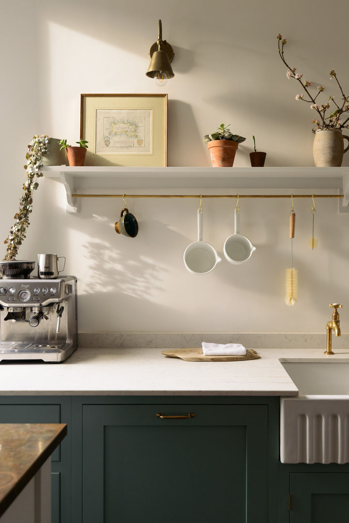 An Edwardian Villa in Cardiff deVOL Kitchens Cocinas clásicas open shelf,storage,display,brass rail,rail,quartz worktps,silestone,coffee machine,kitchen design,brass taps