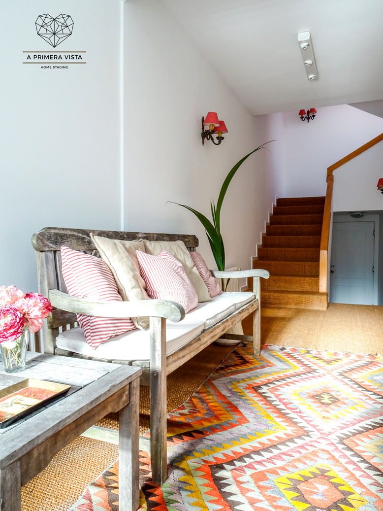 Una casa de ensueño con un jardín envidiable, A Primera Vista A Primera Vista Eclectic style corridor, hallway & stairs