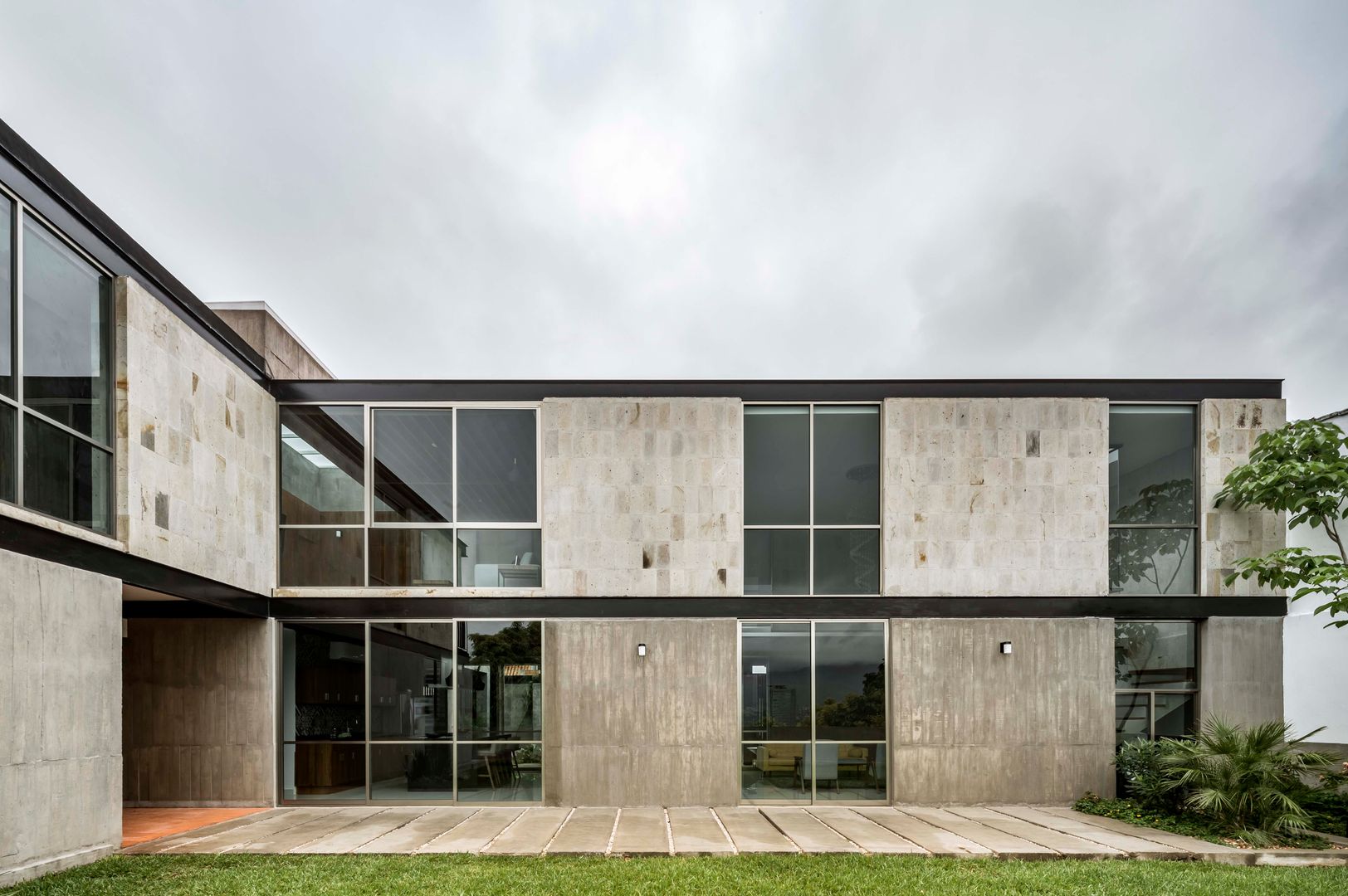 Casa Ataúlfo, Apaloosa Estudio de Arquitectura y Diseño Apaloosa Estudio de Arquitectura y Diseño Rumah teras