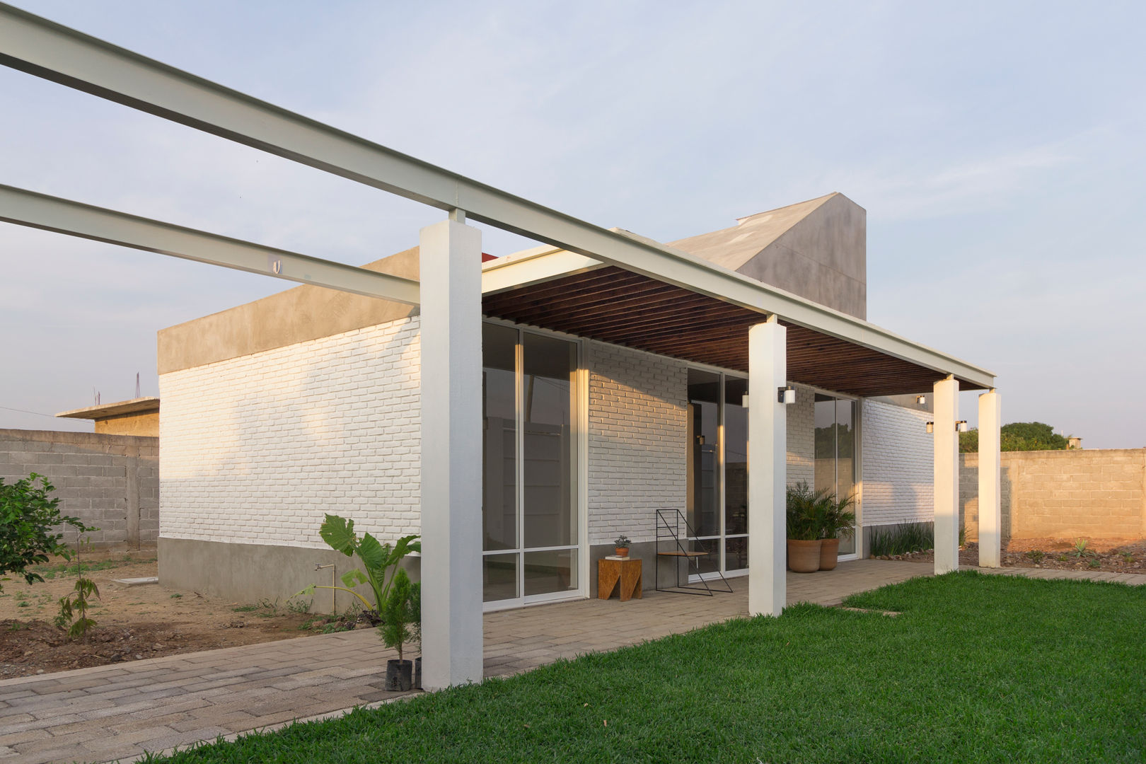 Casa Santo Domíngo, Apaloosa Estudio de Arquitectura y Diseño Apaloosa Estudio de Arquitectura y Diseño Nhà có sân thượng