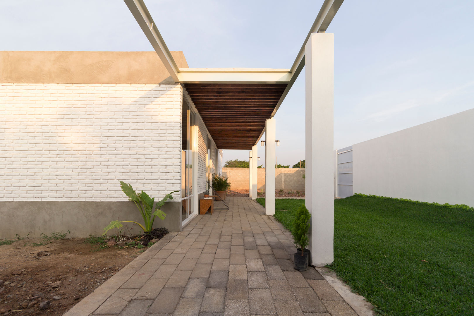 Casa Santo Domíngo, Apaloosa Estudio de Arquitectura y Diseño Apaloosa Estudio de Arquitectura y Diseño Modern corridor, hallway & stairs
