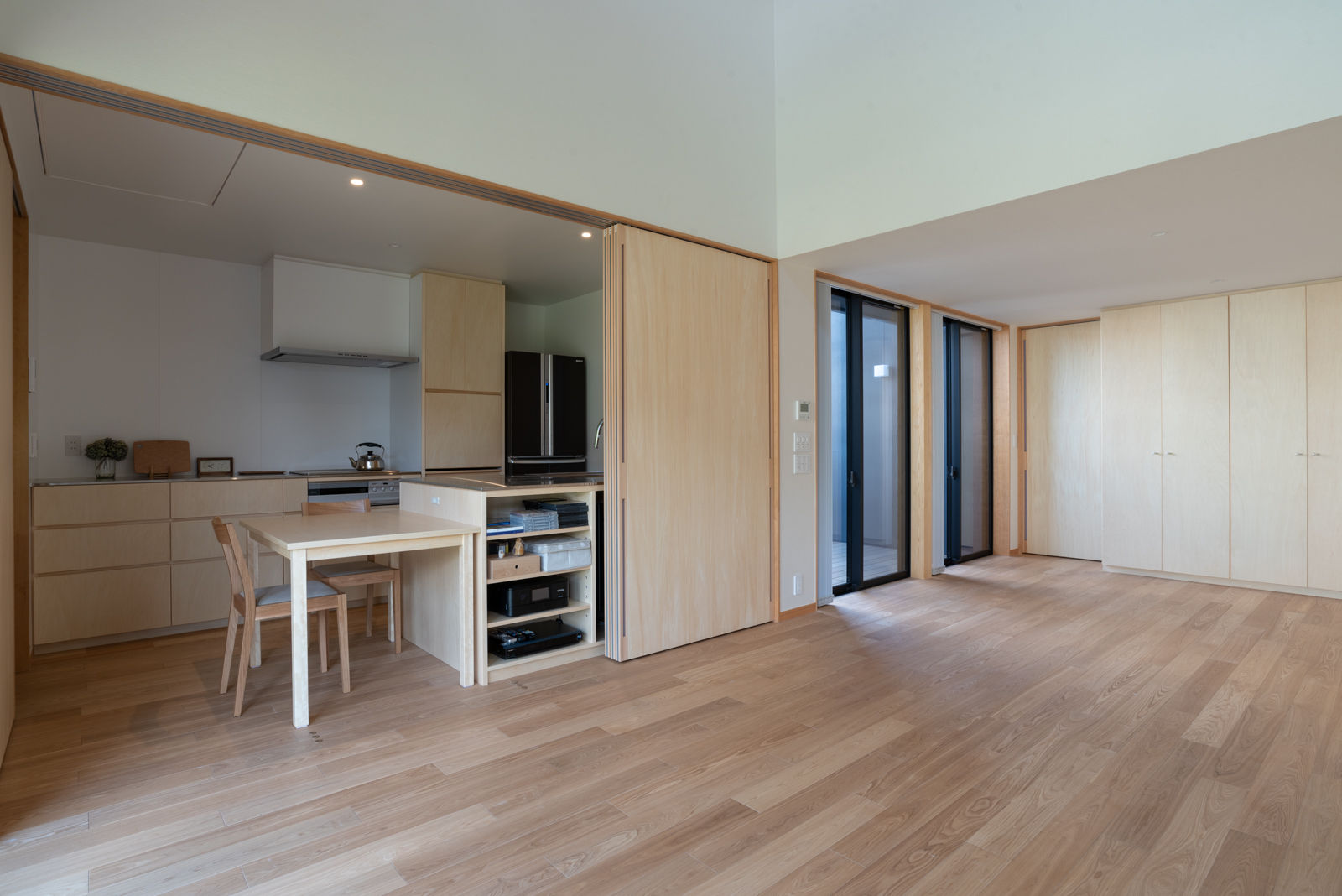 リビングからキッチンを見る 家山真建築研究室 Makoto Ieyama Architect Office ミニマルデザインの キッチン