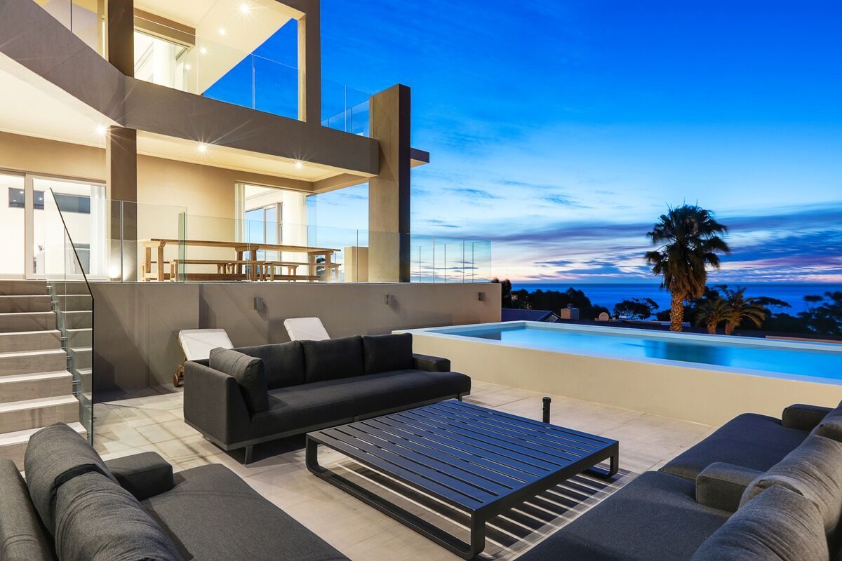 The modern Camps Bay home with a 12 Apostles view , FRANCOIS MARAIS ARCHITECTS FRANCOIS MARAIS ARCHITECTS Estancias