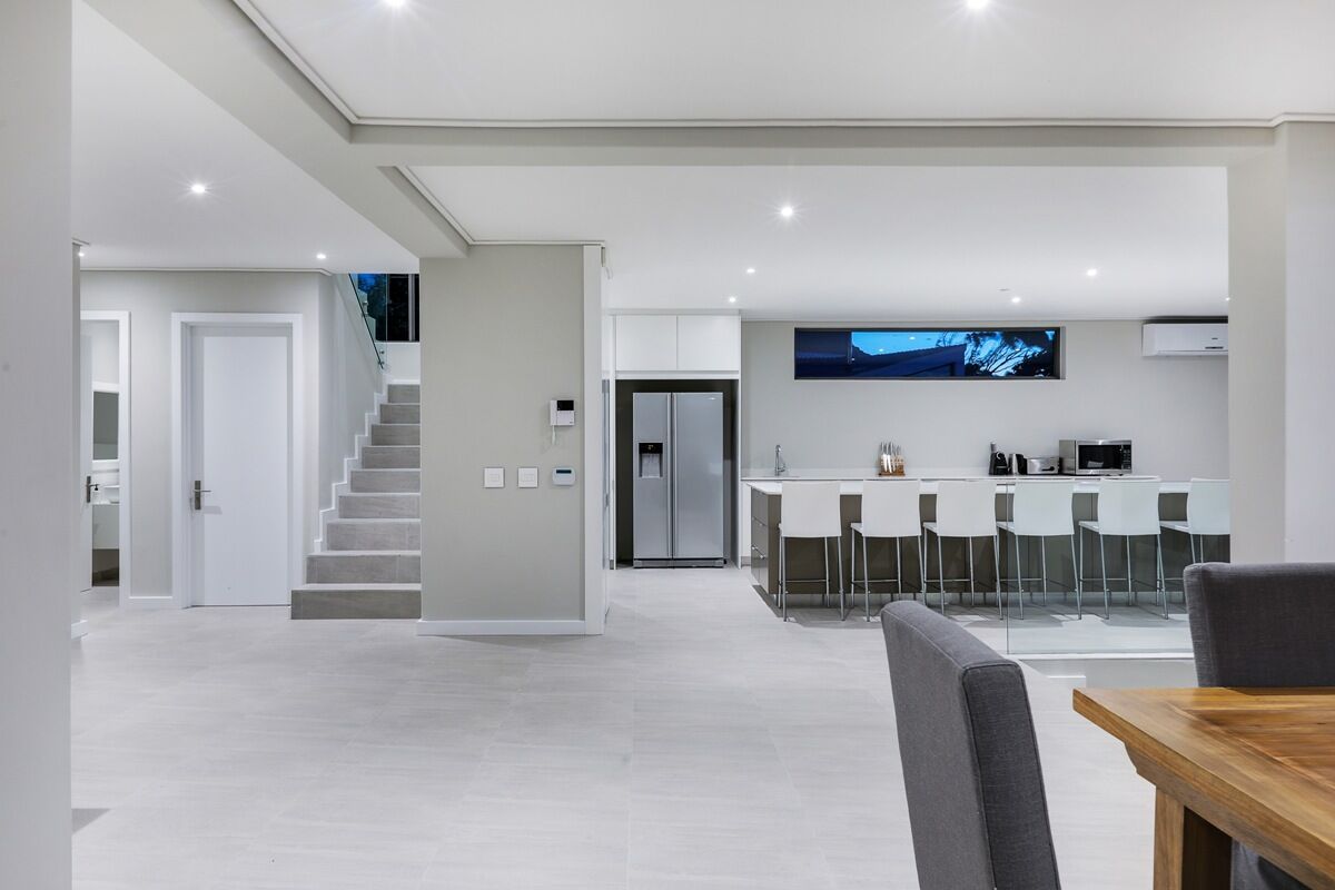 The modern Camps Bay home with a 12 Apostles view FRANCOIS MARAIS ARCHITECTS Built-in kitchens