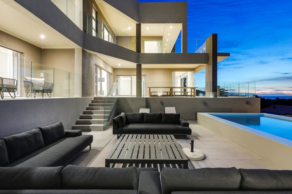 The modern Camps Bay home with a 12 Apostles view , FRANCOIS MARAIS ARCHITECTS FRANCOIS MARAIS ARCHITECTS Willa