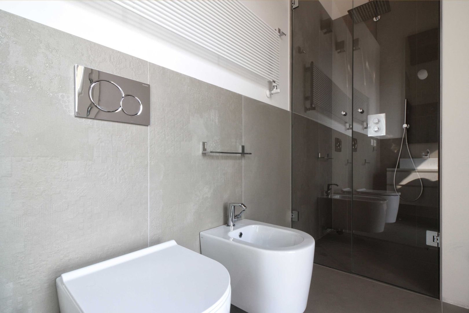 il bagno padronale Flavia Benigni Architetto Bagno moderno Piastrelle mutina,rivestimento design,dechirer,poltrona,grande formato,fuga minima,doccia in nicchia