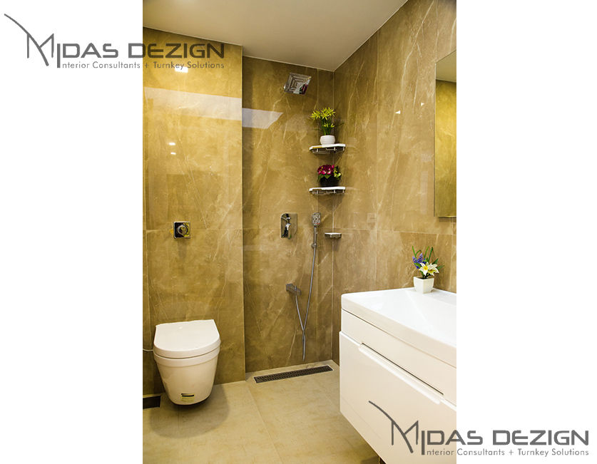 4BHK, Next to Amitabh Bachchan's Bunglow, Midas Dezign Midas Dezign Baños de estilo moderno