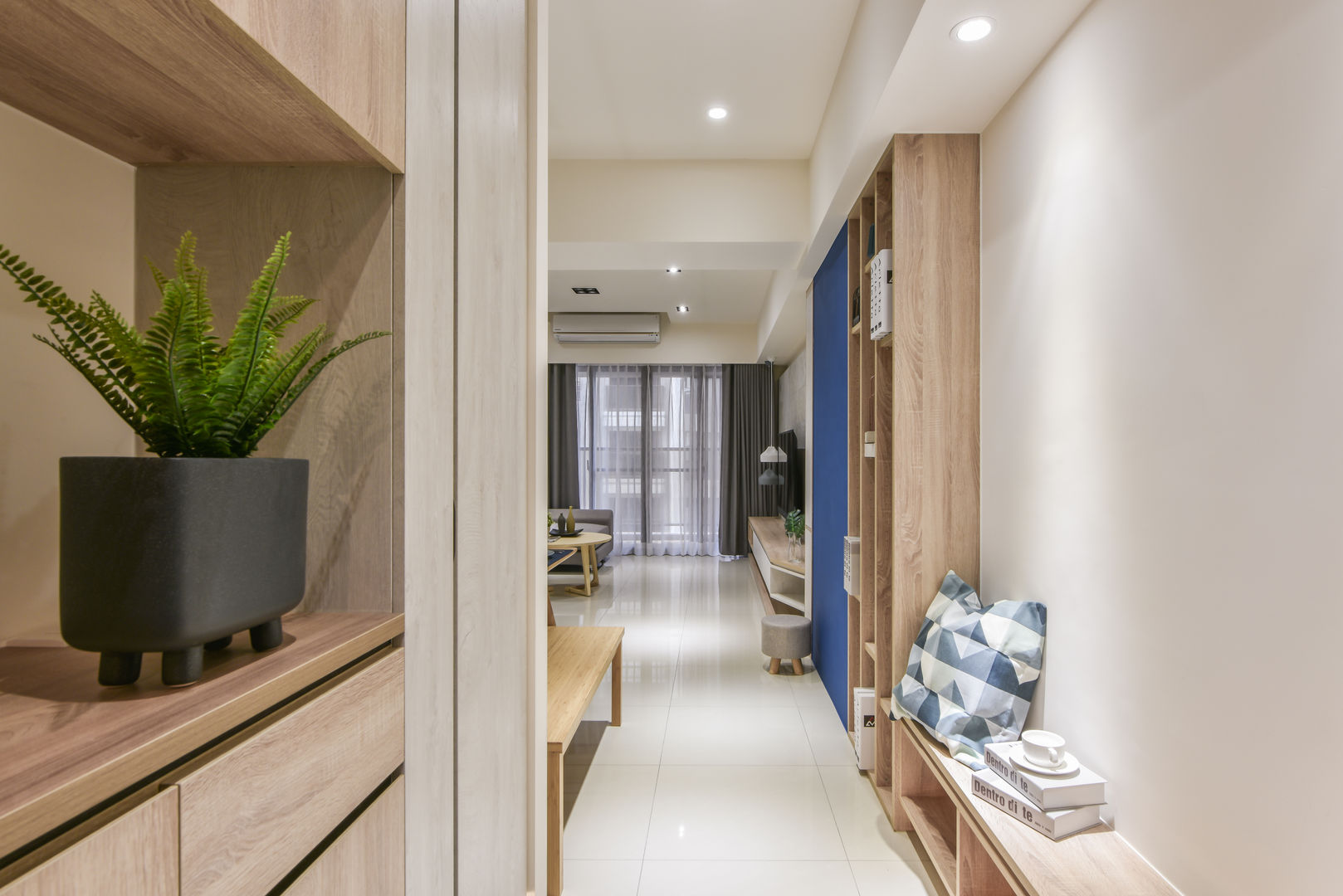 玄關 解構室內設計 斯堪的納維亞風格的走廊，走廊和樓梯 木頭 Wood effect 穿鞋椅,玄關,系統櫃設計