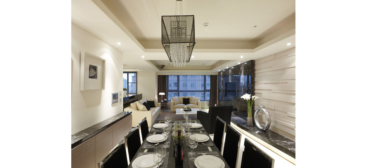 黑色的餐桌椅與白色的空間呈現對比 鼎爵室內裝修設計工程有限公司 Modern dining room Tables