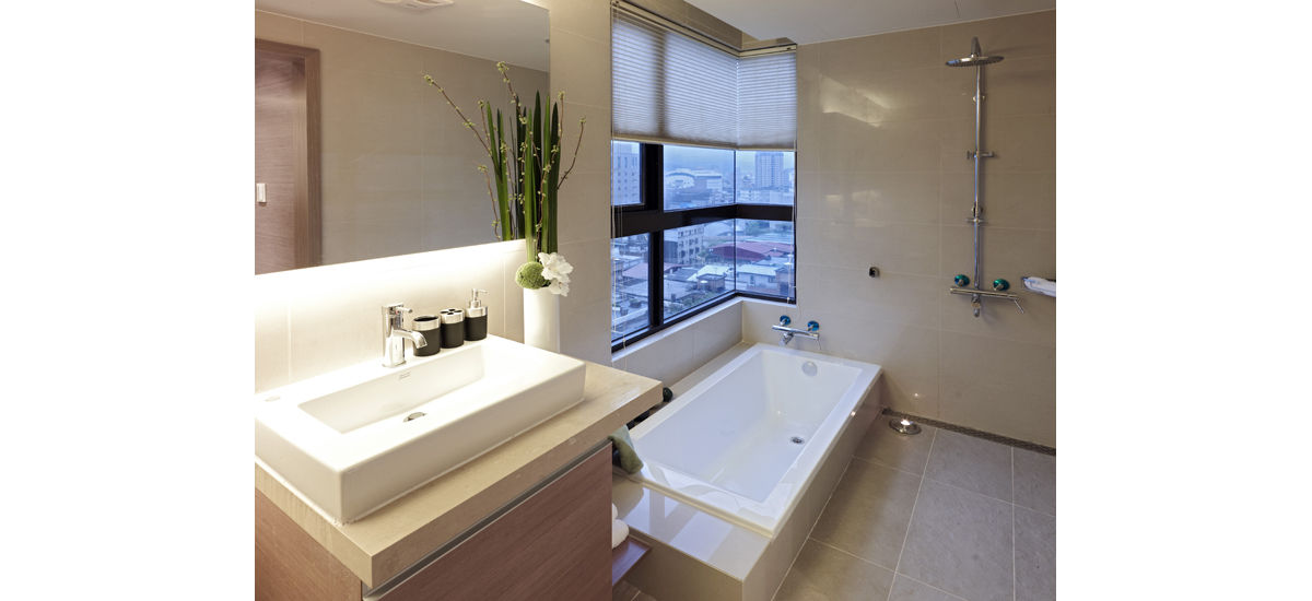 主臥浴室設有浴缸享受美景 鼎爵室內裝修設計工程有限公司 Modern style bathrooms