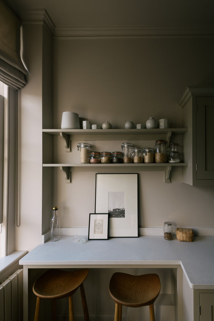 A Georgian Apartment in Bath deVOL Kitchens Кухня в стиле минимализм open shelving,shaker,caesarstone worktop,kilner jars,shelf styling,devol