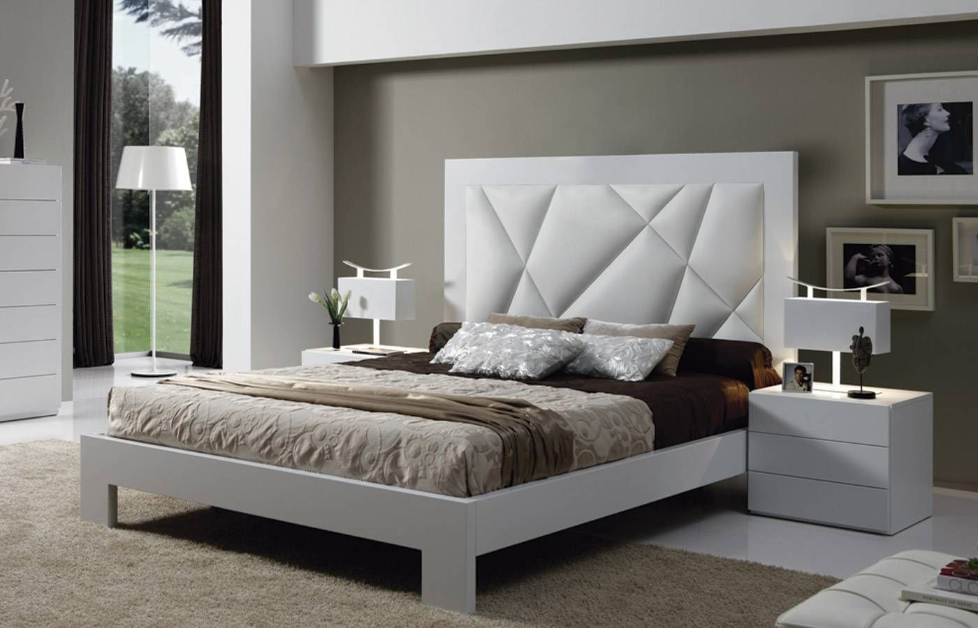 homify Modern style bedroom Wood Wood effect