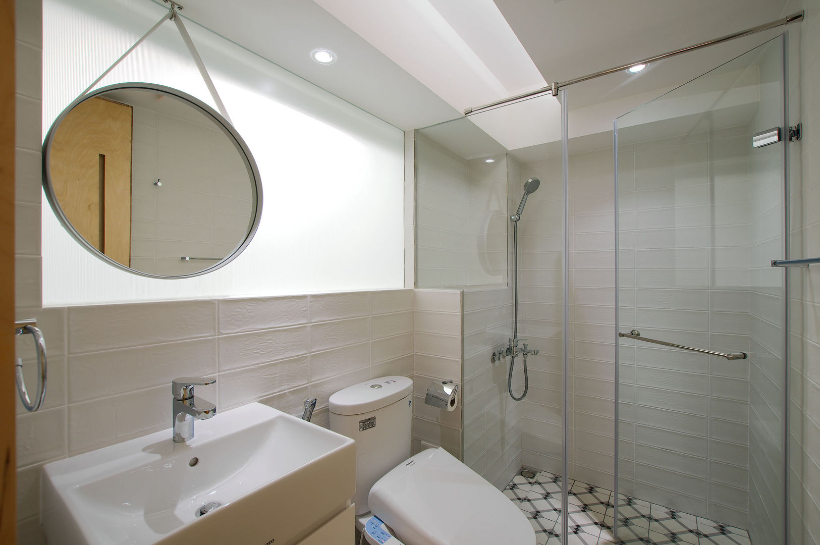 Apartment L, 六相設計 Phase6 六相設計 Phase6 浴室 採光通風,玻璃隔間,玻璃貼膜,地鐵磚,花磚,乾濕分離,掛鏡,圓鏡