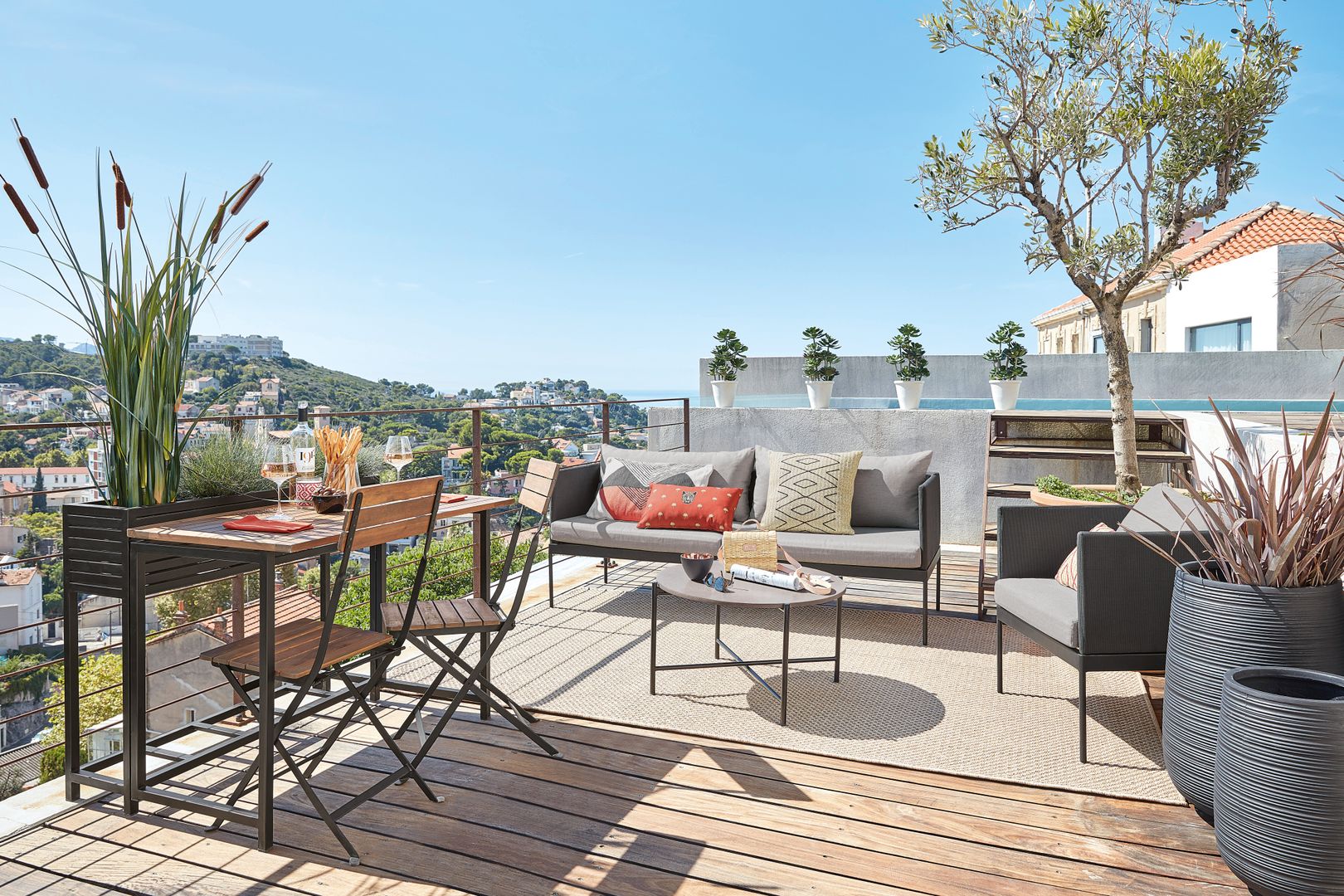 Mesa de jardín con 2 sillas de acacia maciza y metal negro (299,00 €) homify Jardines de estilo mediterráneo Accesorios y decoración