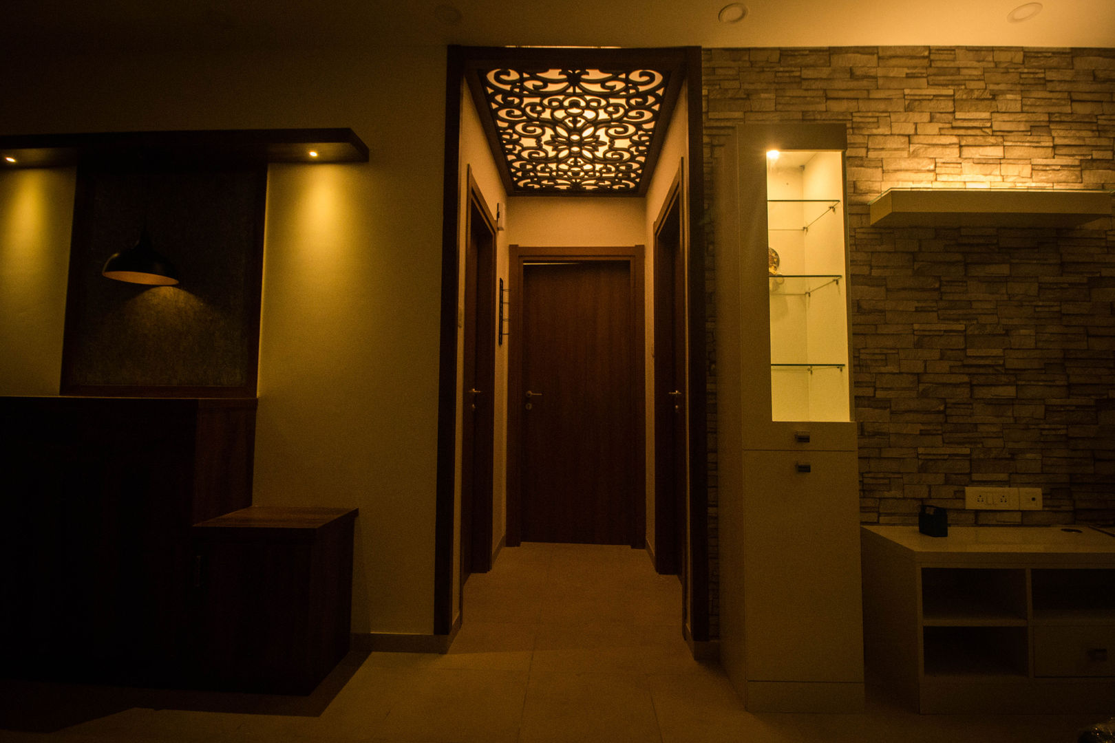 WALKWAY TO BEDROOM AND BATH ROOM SSDecor Modern Corridor, Hallway and Staircase Engineered Wood Transparent