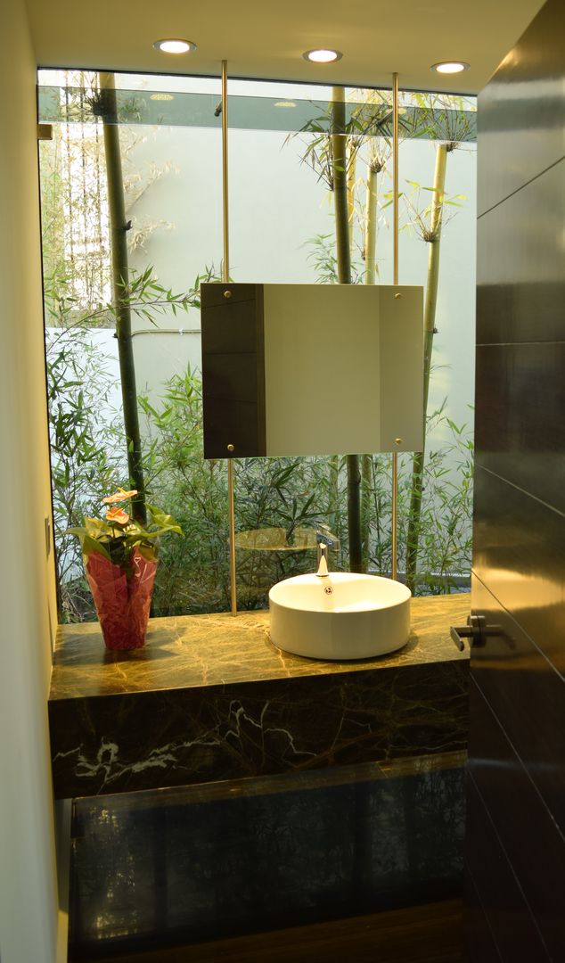 Casa Lomas Verdes, GIL+GIL GIL+GIL حمام رخام Bathtubs & showers