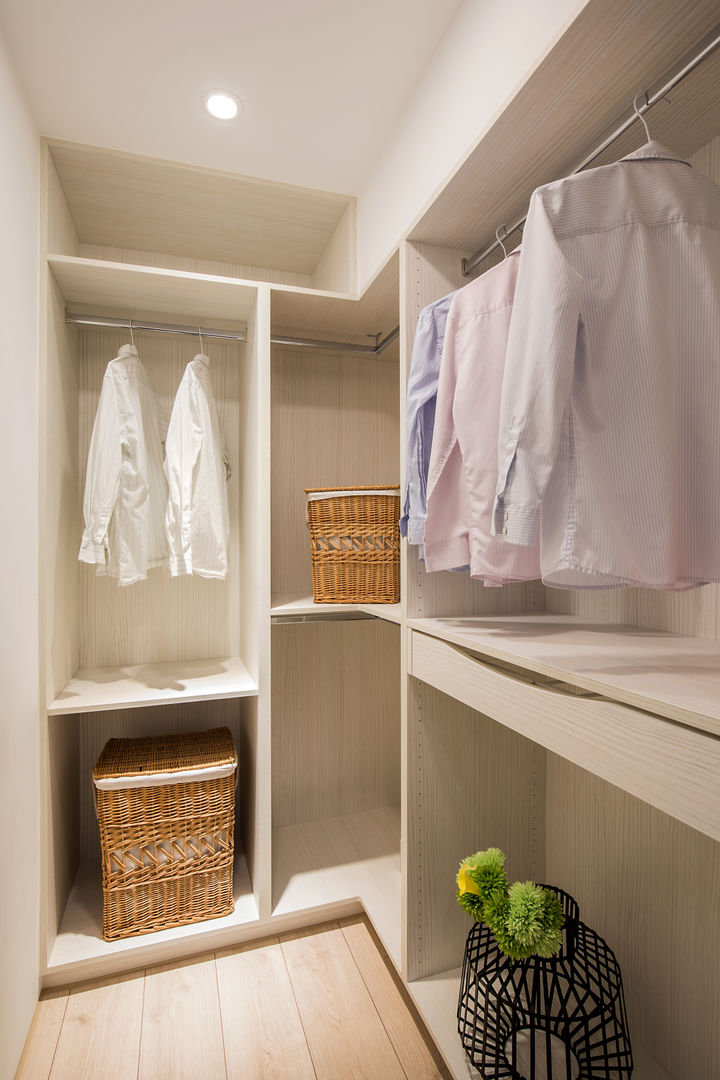 系統櫃更衣室 解構室內設計 Asian style dressing rooms Wood Wood effect Wardrobes & drawers
