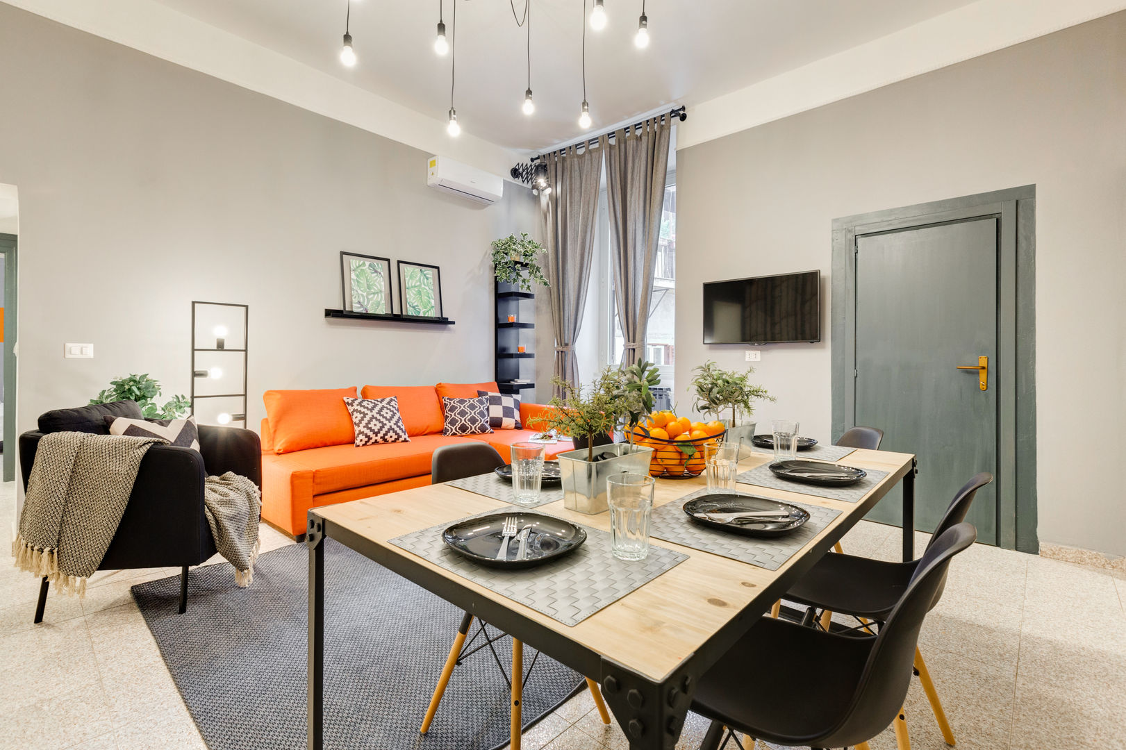 Appartamento adibito a casa vacanza, Creattiva Home ReDesigner - Consulente d'immagine immobiliare Creattiva Home ReDesigner - Consulente d'immagine immobiliare Industrial style dining room