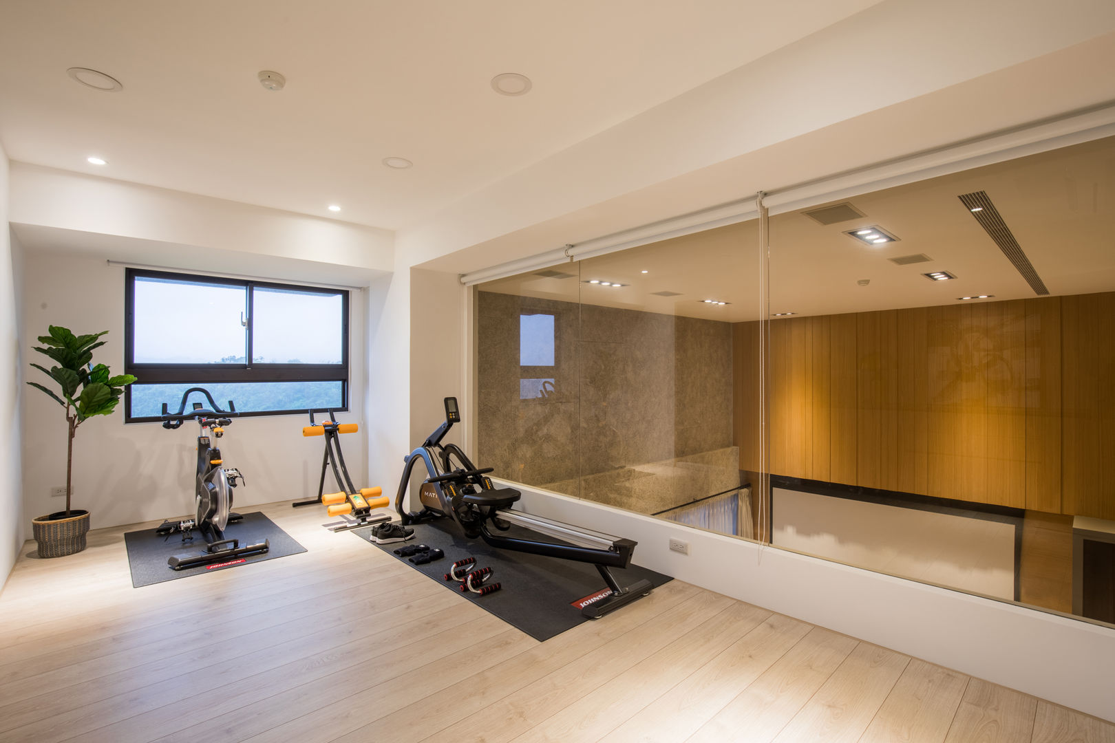 新北市-挑高樓中樓, 解構室內設計 解構室內設計 Salle de sport moderne Bois Effet bois