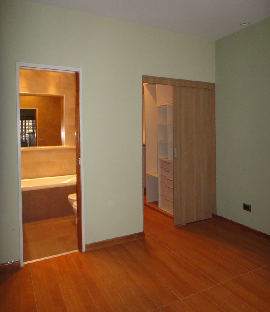 ITALIAN HOUSE, GR Arquitectura GR Arquitectura Modern dressing room Wood Wood effect