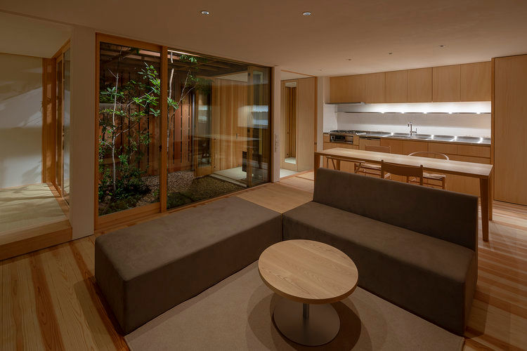 明石の家 house in akashi, arbol arbol ミニマルデザインの リビング 家具,財産,テーブル,建物,木,インテリア・デザイン,フローリング,建築,リビングルーム,床